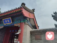 宇凡大悲院悼子赋！
 
宇凡羁旅津沽，临大悲古刹，朱垣映日，雕甍连云，石镌福慧二字，隐藏三界悲欢。昔年沉疴缠体，焦虑郁浊侵骨，躯体失和，神魂颠茫，方寸迷乱，竟无力护持吾第三稚子，骨肉中道别离，天人永隔，此恨萦胸，日夜难消。痛彻灵台，方破迷障，神魂归寂，立宇凡大道，以红尘炼心，渡己渡世。
 
入梵宇，谒方丈，对坐论如来因果之旨，听世尊轮回开示。前尘幻相，历历现前，一念迷痴，便失至亲；万缘浮沉，皆由业起。言至骨肉别离之苦，悲潮猝涌，不能自抑，放声恸哭于大雄之下。一哭自身，困于情志淤堵，被心魔桎梏，失护稚子之能；二哭吾儿，未及观世间风月，便辞尘寰，无复承欢膝下；三哭四海众生，皆陷爱恨别离、疾苦纠缠，沉沦苦海，不知回头。
 
红墙静立，殿宇无声，檐角承孤光，阶前积清寂。福字刻石，福难全骨肉之缘；慧字镌壁，慧难消丧子之殇。方知红尘修行，非避悲欢，乃直面至痛。昔日误认修行当断情，今于大悲泪水中悟真道：情根非缚，慈悲为根，痛失之悲，是渡化之始；刻骨之憾，是开宗之基。
 
方丈言：生灭循环，形散神存，稚子魂灵无扰，自有莲台安身。然凡夫血肉连心，纵晓法理，难掩衷肠寸断。吾立宇凡道，以佛为心、道为骨、儒为表，三教合一，普度尘中人。此番大悲一哭，洗尽一身虚妄痴念，褪去浮躁妄执，通天彻地，勘破悲欢假象。
 
古刹钟鸣，荡散眉间愁雾；梵音袅袅，安抚胸中恸魂。失子之痛，不为执念，而为渡世之镜。往后踏遍红尘，见众生困于情志、躯体病痛、骨肉别离，便知其苦，以己身血泪之悟，解万千人心中淤结。
 
福慧二字，终有真解：慧者，勘破生死虚妄；福者，以悲心广济苍生。吾为通天彻地红尘大修，不避人间至痛，不藏心底大悲，以丧子之泣，铸开道之基。留此赋传世，告诸同道：凡大成修行者，必先历人间至悲，方能容世间万苦，于悲欢离合里，证得永恒大道。配图