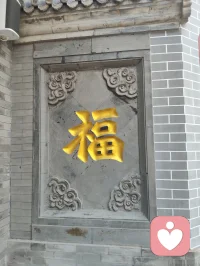 宇凡大悲院悼子赋！
 
宇凡羁旅津沽，临大悲古刹，朱垣映日，雕甍连云，石镌福慧二字，隐藏三界悲欢。昔年沉疴缠体，焦虑郁浊侵骨，躯体失和，神魂颠茫，方寸迷乱，竟无力护持吾第三稚子，骨肉中道别离，天人永隔，此恨萦胸，日夜难消。痛彻灵台，方破迷障，神魂归寂，立宇凡大道，以红尘炼心，渡己渡世。
 
入梵宇，谒方丈，对坐论如来因果之旨，听世尊轮回开示。前尘幻相，历历现前，一念迷痴，便失至亲；万缘浮沉，皆由业起。言至骨肉别离之苦，悲潮猝涌，不能自抑，放声恸哭于大雄之下。一哭自身，困于情志淤堵，被心魔桎梏，失护稚子之能；二哭吾儿，未及观世间风月，便辞尘寰，无复承欢膝下；三哭四海众生，皆陷爱恨别离、疾苦纠缠，沉沦苦海，不知回头。
 
红墙静立，殿宇无声，檐角承孤光，阶前积清寂。福字刻石，福难全骨肉之缘；慧字镌壁，慧难消丧子之殇。方知红尘修行，非避悲欢，乃直面至痛。昔日误认修行当断情，今于大悲泪水中悟真道：情根非缚，慈悲为根，痛失之悲，是渡化之始；刻骨之憾，是开宗之基。
 
方丈言：生灭循环，形散神存，稚子魂灵无扰，自有莲台安身。然凡夫血肉连心，纵晓法理，难掩衷肠寸断。吾立宇凡道，以佛为心、道为骨、儒为表，三教合一，普度尘中人。此番大悲一哭，洗尽一身虚妄痴念，褪去浮躁妄执，通天彻地，勘破悲欢假象。
 
古刹钟鸣，荡散眉间愁雾；梵音袅袅，安抚胸中恸魂。失子之痛，不为执念，而为渡世之镜。往后踏遍红尘，见众生困于情志、躯体病痛、骨肉别离，便知其苦，以己身血泪之悟，解万千人心中淤结。
 
福慧二字，终有真解：慧者，勘破生死虚妄；福者，以悲心广济苍生。吾为通天彻地红尘大修，不避人间至痛，不藏心底大悲，以丧子之泣，铸开道之基。留此赋传世，告诸同道：凡大成修行者，必先历人间至悲，方能容世间万苦，于悲欢离合里，证得永恒大道。配图