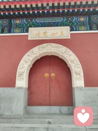 宇凡大悲院悼子赋！
 
宇凡羁旅津沽，临大悲古刹，朱垣映日，雕甍连云，石镌福慧二字，隐藏三界悲欢。昔年沉疴缠体，焦虑郁浊侵骨，躯体失和，神魂颠茫，方寸迷乱，竟无力护持吾第三稚子，骨肉中道别离，天人永隔，此恨萦胸，日夜难消。痛彻灵台，方破迷障，神魂归寂，立宇凡大道，以红尘炼心，渡己渡世。
 
入梵宇，谒方丈，对坐论如来因果之旨，听世尊轮回开示。前尘幻相，历历现前，一念迷痴，便失至亲；万缘浮沉，皆由业起。言至骨肉别离之苦，悲潮猝涌，不能自抑，放声恸哭于大雄之下。一哭自身，困于情志淤堵，被心魔桎梏，失护稚子之能；二哭吾儿，未及观世间风月，便辞尘寰，无复承欢膝下；三哭四海众生，皆陷爱恨别离、疾苦纠缠，沉沦苦海，不知回头。
 
红墙静立，殿宇无声，檐角承孤光，阶前积清寂。福字刻石，福难全骨肉之缘；慧字镌壁，慧难消丧子之殇。方知红尘修行，非避悲欢，乃直面至痛。昔日误认修行当断情，今于大悲泪水中悟真道：情根非缚，慈悲为根，痛失之悲，是渡化之始；刻骨之憾，是开宗之基。
 
方丈言：生灭循环，形散神存，稚子魂灵无扰，自有莲台安身。然凡夫血肉连心，纵晓法理，难掩衷肠寸断。吾立宇凡道，以佛为心、道为骨、儒为表，三教合一，普度尘中人。此番大悲一哭，洗尽一身虚妄痴念，褪去浮躁妄执，通天彻地，勘破悲欢假象。
 
古刹钟鸣，荡散眉间愁雾；梵音袅袅，安抚胸中恸魂。失子之痛，不为执念，而为渡世之镜。往后踏遍红尘，见众生困于情志、躯体病痛、骨肉别离，便知其苦，以己身血泪之悟，解万千人心中淤结。
 
福慧二字，终有真解：慧者，勘破生死虚妄；福者，以悲心广济苍生。吾为通天彻地红尘大修，不避人间至痛，不藏心底大悲，以丧子之泣，铸开道之基。留此赋传世，告诸同道：凡大成修行者，必先历人间至悲，方能容世间万苦，于悲欢离合里，证得永恒大道。配图