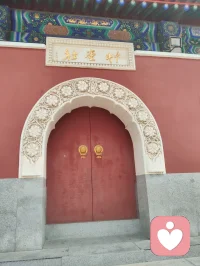 宇凡大悲院悼子赋！
 
宇凡羁旅津沽，临大悲古刹，朱垣映日，雕甍连云，石镌福慧二字，隐藏三界悲欢。昔年沉疴缠体，焦虑郁浊侵骨，躯体失和，神魂颠茫，方寸迷乱，竟无力护持吾第三稚子，骨肉中道别离，天人永隔，此恨萦胸，日夜难消。痛彻灵台，方破迷障，神魂归寂，立宇凡大道，以红尘炼心，渡己渡世。
 
入梵宇，谒方丈，对坐论如来因果之旨，听世尊轮回开示。前尘幻相，历历现前，一念迷痴，便失至亲；万缘浮沉，皆由业起。言至骨肉别离之苦，悲潮猝涌，不能自抑，放声恸哭于大雄之下。一哭自身，困于情志淤堵，被心魔桎梏，失护稚子之能；二哭吾儿，未及观世间风月，便辞尘寰，无复承欢膝下；三哭四海众生，皆陷爱恨别离、疾苦纠缠，沉沦苦海，不知回头。
 
红墙静立，殿宇无声，檐角承孤光，阶前积清寂。福字刻石，福难全骨肉之缘；慧字镌壁，慧难消丧子之殇。方知红尘修行，非避悲欢，乃直面至痛。昔日误认修行当断情，今于大悲泪水中悟真道：情根非缚，慈悲为根，痛失之悲，是渡化之始；刻骨之憾，是开宗之基。
 
方丈言：生灭循环，形散神存，稚子魂灵无扰，自有莲台安身。然凡夫血肉连心，纵晓法理，难掩衷肠寸断。吾立宇凡道，以佛为心、道为骨、儒为表，三教合一，普度尘中人。此番大悲一哭，洗尽一身虚妄痴念，褪去浮躁妄执，通天彻地，勘破悲欢假象。
 
古刹钟鸣，荡散眉间愁雾；梵音袅袅，安抚胸中恸魂。失子之痛，不为执念，而为渡世之镜。往后踏遍红尘，见众生困于情志、躯体病痛、骨肉别离，便知其苦，以己身血泪之悟，解万千人心中淤结。
 
福慧二字，终有真解：慧者，勘破生死虚妄；福者，以悲心广济苍生。吾为通天彻地红尘大修，不避人间至痛，不藏心底大悲，以丧子之泣，铸开道之基。留此赋传世，告诸同道：凡大成修行者，必先历人间至悲，方能容世间万苦，于悲欢离合里，证得永恒大道。配图