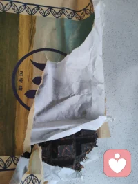 宇凡玄茶调心赋！
 
盛夏炎蒸，暑气灼腑，人多贪凉，久吹风扇、频食冰饮，寒凝气血，女子最易宫寒气滞、心神烦乱，此皆日常伤身之弊。余悟调和之道，自烹奶茶，融佛道中和之理，合本草温养之方，简易易得，远胜市售甜腻冰饮。
 
取陈年茶砖，清苦敛浮火，善清胸中燥热、安纷乱心神；佐醇厚牛乳，温润养精血，补女子阴元、柔脏腑燥气。热茶滚烫，冰乳寒凉，二物相和，寒热相济，不偏大寒，不偏燥烈，暗合阴阳制衡大道，亦是佛家守中、道家抱一之境。
 
古法常诫世人莫贪生冷，夏日冰物直入脾胃，阻遏气血运行，女子经期、体寒者饮之，淤堵渐生。此自制奶茶，热砖融冰乳，寒为热化，凉不伤阳，温不生火，缓舒夏日焦躁，平复上浮心火，滋养脾胃，疏解周身郁滞。
 
茶汤清和，奶香淡雅，无繁杂香精糖膏，一味清简即是真味。女子常饮，可缓暑天心烦失眠，调和胞宫寒凝，温润气血，身心安和。烹茶一瞬，观寒热相融、阴阳归一，杯中藏天地平衡之理，浅酌慢饮，心神归静，外调躯体，内修灵台，一饮之间，佛道玄境尽在寻常烟火。配图