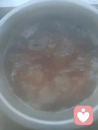 宇凡玄茶调心赋！
 
盛夏炎蒸，暑气灼腑，人多贪凉，久吹风扇、频食冰饮，寒凝气血，女子最易宫寒气滞、心神烦乱，此皆日常伤身之弊。余悟调和之道，自烹奶茶，融佛道中和之理，合本草温养之方，简易易得，远胜市售甜腻冰饮。
 
取陈年茶砖，清苦敛浮火，善清胸中燥热、安纷乱心神；佐醇厚牛乳，温润养精血，补女子阴元、柔脏腑燥气。热茶滚烫，冰乳寒凉，二物相和，寒热相济，不偏大寒，不偏燥烈，暗合阴阳制衡大道，亦是佛家守中、道家抱一之境。
 
古法常诫世人莫贪生冷，夏日冰物直入脾胃，阻遏气血运行，女子经期、体寒者饮之，淤堵渐生。此自制奶茶，热砖融冰乳，寒为热化，凉不伤阳，温不生火，缓舒夏日焦躁，平复上浮心火，滋养脾胃，疏解周身郁滞。
 
茶汤清和，奶香淡雅，无繁杂香精糖膏，一味清简即是真味。女子常饮，可缓暑天心烦失眠，调和胞宫寒凝，温润气血，身心安和。烹茶一瞬，观寒热相融、阴阳归一，杯中藏天地平衡之理，浅酌慢饮，心神归静，外调躯体，内修灵台，一饮之间，佛道玄境尽在寻常烟火。配图