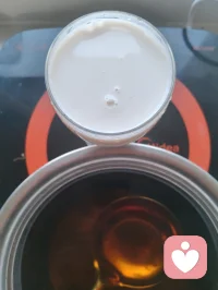 宇凡玄茶调心赋！
 
盛夏炎蒸，暑气灼腑，人多贪凉，久吹风扇、频食冰饮，寒凝气血，女子最易宫寒气滞、心神烦乱，此皆日常伤身之弊。余悟调和之道，自烹奶茶，融佛道中和之理，合本草温养之方，简易易得，远胜市售甜腻冰饮。
 
取陈年茶砖，清苦敛浮火，善清胸中燥热、安纷乱心神；佐醇厚牛乳，温润养精血，补女子阴元、柔脏腑燥气。热茶滚烫，冰乳寒凉，二物相和，寒热相济，不偏大寒，不偏燥烈，暗合阴阳制衡大道，亦是佛家守中、道家抱一之境。
 
古法常诫世人莫贪生冷，夏日冰物直入脾胃，阻遏气血运行，女子经期、体寒者饮之，淤堵渐生。此自制奶茶，热砖融冰乳，寒为热化，凉不伤阳，温不生火，缓舒夏日焦躁，平复上浮心火，滋养脾胃，疏解周身郁滞。
 
茶汤清和，奶香淡雅，无繁杂香精糖膏，一味清简即是真味。女子常饮，可缓暑天心烦失眠，调和胞宫寒凝，温润气血，身心安和。烹茶一瞬，观寒热相融、阴阳归一，杯中藏天地平衡之理，浅酌慢饮，心神归静，外调躯体，内修灵台，一饮之间，佛道玄境尽在寻常烟火。配图