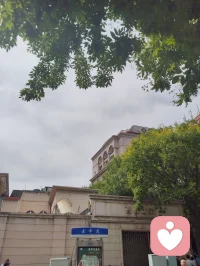 宇凡赤峰道悟心赋！
 
津沽赤峰道，瓷坊映云光，檐树凝阴，古建层叠。余本自塞外赤峰千里赴津，道途乍见“赤峰”二字，忽生天地循环之慨。一身辗转浮沉，初离故土，立宇凡道，勘破世间物欲缠缚，怀慈悲本心欲脱尘网；后临渤海结庐修行，复归津门静养，开第六道脉，于市井烟火间炼养元神。
 
昔年痛失第三子，于大悲古刹恸哭超度，将一身执念、躁动元神尽数压伏梵宇，许来日归赤峰故土，护佑余下一双儿女平安顺遂。道旁即是弘一法师旧居，立于此间凭栏凝望，心底漫生无边悲凉。弘一公为律宗十三祖，抛却繁华遁入空门，苦行持戒，勘尽人天悲欢，是我辈修行人心中标杆。余亦一心慕僧伽清净，渴盼入寺伴青灯古佛，斩断红尘牵绊，奈何尘缘未了、俗责难脱，终究不得落发出家，只得守红尘全真一脉，于烟火人间硬扛万般苦修。
 
缓步至瓷房子前，彩瓷层楼映遍天光，忽于赤峰道上勘破本来面目。自赤峰来，终要归赤峰去，千里往返，一字道尽宿命轮回。世间因缘起落，生离死别、求而不得、欲隐仍浮，皆有定数，不由人分毫做主。纵有出世之心，难断护子之责；虽慕古僧清寂，仍负渡世之约。
 
向死而生，是红尘大修者唯一归途。寺院容身是修行，市井负重亦是修行；遁世清修是大道，怀慈悲渡化众生亦是大道。弘一法师弃俗入律，是断情之苦修；我辈身在红尘、心向菩提，扛悲痛、守道脉、护稚子、渡世人，是入世之苦修。
 
道旁赤峰二字，如天地点化，点破我半生流转轨迹：起于塞外赤峰，落于津门赤峰道，末了仍要踏归故土赤峰。因果环环相扣，悲欢层层相缠，万般强求皆为空，唯有顺承天命，以佛为心、道为骨、儒为表，持红尘全真法门，回塞外故土广渡世人，不负大悲院一场泣血开悟，不负弘一法师留下的苦志道心，于万般身不由己里，走出一条属于尘间大修者的通天大道。配图