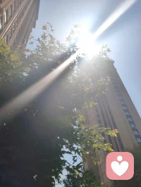 《暗夜寻光》
 
黑暗铺满人间的底色
世人困在焦虑与虚妄里
执迷金银泡影，纠缠万般心结
我名宇凡，道号混混，红尘全真三修客，伴云而行，心怀光明
 
长夜赠予我沉暗的眼眸
不沉溺世间浮华，不贪恋尘间富贵
看透财帛如霜，功名似梦
所有执念，不过一场转瞬大梦
 
以道为炉，以心为容器
容纳众生翻涌的破碎情绪
于喧嚣闹市静坐，在无边暗夜寻光
纵使周遭满是晦暗
仍持一身通透澄澈，渡尽迷途惶惶之人
 
不用山林避世，不必隔绝烟火
眼底藏住儒释道的清净
任凭世事起落，心湖不起波澜
黑暗予我一身沉寂
我便借这双沉眸，为迷茫众生，寻一束长久光亮
