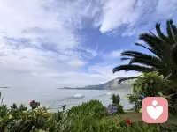 宇凡光明赋！（心怀光明，何处不是彩云间）
 
余秉丈夫之雄概，慕往哲之弘谟，聆先哲之卓论，察尘局之盘纡。咨夫咨询之界，本以仁规为藩，以伦理为衢，冀抚群生心绪，引众趋向清途。奈何幽隅生翳，浮弊潜滋：有罔矩之徒，轻侵访客之安，既滋扰而先愆，反责受扰者量狭；复造无根之蜚语，妄猜攘利之争端，恣行排抑，欲掩己疏，嚣声漫于坊隅，令求索之士踟蹰而忧虞。余熟审其态，恍悟昔训之深微，彼辈汹汹之貌，尽属纸虎之形，外铺狞势，中抱空虚，华表虽盛，肌理无实，一经正理相诘，层叠破绽旋浮，此其不可畏者一也。
 
于是宇凡挺侠士之姿，扬亮剑之威，养浩然之刚气，立磊落之丈夫躯。狭路逢艰，秉勇往之前路；群嚣四起，守笃定之灵枢。不慑悠悠众口之谤，不惧漫漫世路之霜，仗义以陈辞，执律而辨诬。怀朗日之素心，愿作正道之明炬，穿廊庑之昏晦，扫藩篱之蒙污。凡尘中困厄之人，欲自修而成长者，屡遭暗风摧挫，常陷彷徨之墟。余乃以成套咨访之规制，筑安稳之庭除，严分边界，慎守缄秘，裁越矩之妄举，遮无端之侵虞，俾羁愁之众，得从容淬炼心神，缓步臻于自修之衢。
 
观夫世途辗转，沧桑迭趋，谤浪乍兴，寒飙屡赴。常人多惮风波之烈，敛舌缄言；余承男儿之风骨，秉侠者之襟裾。进不逞粗莽之戾气，持礼法以为戈；退不堕柔懦之颓姿，守赤诚以为符。审浊潮之起落，察伪势之荣枯，知虚焰终难久炽，正道终可昭苏。
 
伫思良久，心志弥固。将播清辉于平台之上，恒焕光华；持坚操于朝夕之间，毋移初度。上可警醒同业，自省其瑕；下可荫庇来人，无忧其虑。纵前路云霾往复，百障横铺，胸中浩气长存，铮铮傲骨如初。仰瞻寥廓，浩气接乎云天；俯察尘寰，仁泽沾乎丘墟。愿使幽翳尽散，矩范长存，使求索者皆沐祥光，游于坦荡之域，千载悠悠，正道不渝。