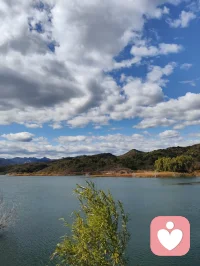 幸福是两颗感恩的心撞个满怀。
以倾听为桥梁，照见彼此本心。