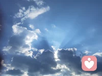 青春期的性别模糊：青春期是人生的转折点，此时孩子会有明显的性别意识，而且会对异性产生好奇心。但是也会因为家庭环境或者激素水平等原因会出现性别模糊，分不清自己，生理性别与心理性别冲突，该怎么办呢？
1、户外运动：多参加户外运动，如跑步、打篮球等，可以促进身体血液循环，也可以刺激身体分泌多巴胺，从而改善上述症状。
2、作息规律：生活作息要有规律，不熬夜，好好睡觉可促进新成代谢和激素的分泌，改变性别意识；
3、培养兴趣爱好：建议家长可以培养孩子的兴趣爱好，如跳舞、打篮球等，可以转移孩子的注意力，从而改善症状。
4、衣服和饰品尽量与性别一致，穿着要大方得体且自在舒服。尽量不穿紧身类的衣服。
5、心理治疗：如果孩子在青春期出现了性别认知障碍的情况，可能是由于心理障碍等原因所导致配图