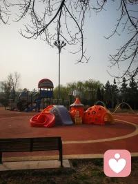 你家的孩子是不是传说中的窝里横，这是低自尊型的孩子，在外人面前有一些自卑，不敢反抗，只能在安全的家人这里发泄情绪。只要方法正确，是可以慢慢引导的。配图