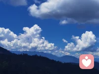 丈夫下班回到家，看见妻子在揍儿子，没理他们。
径直走到厨房，看见小矮桌上煮好一锅馄饨，于是盛了一碗吃。
吃完看见妻子还在那里揍儿子，看不下去了，摆出一副人生导师的模样：“教育孩子不能靠暴力解决，咱多讲道理嘛！”
妻子不以为然，反驳他：“讲道理？好好的一锅馄饨，这小子竟然撒了一泡尿进去，你说气不气人！？”
丈夫一听脸都绿了，人生导师秒变打手：“媳妇儿你歇会儿，让我来揍！！！”置身事外，谁都可以心平气和；身处其中，谁还可以从容淡定！所以请不要轻易评论任何人，因为你不在其中……
认真倾听，努力共情，少批判，少说教。配图