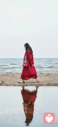 心理学中有一个概念叫“投射”，指的是将自己拥有的情感、冲动或愿望归结到他人身上。恋爱初期，我们常常在伴侣身上“看见”自己最渴望的特质：那个内向的人被外向者吸引，焦虑的人迷恋从容者。这并非偶然，而是一种无意识的补偿心理。配图