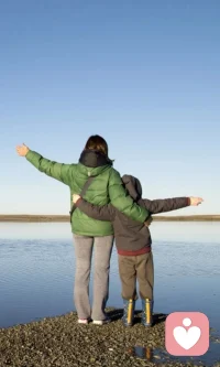 当我们能够既坚定又温暖，既有原则又能共情。你会发现，教育不是对抗，而是一场温暖的修行。愿我们都能成为孩子情绪稳定的容器，接住他的脆弱，承载他的迷茫，然后，陪他慢慢长大。配图