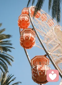 在这个纷繁复杂的世界里，人们总是在不断地遇见和别离中成长。有时候，我们会因为一时的成功而欢欣鼓舞；有时，则会因为一瞬的失败而感到绝望无助。成长是人生的过程。配图