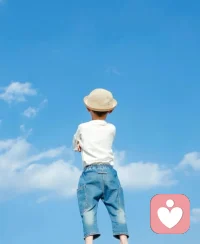 古希腊哲学家柏拉图说过：“在所有动物中，男孩是最难驯服的，因为他们尚无法调控其身上理性的源泉。” 与女孩相比，养男孩费心，难养，是大多数父母的共识。配图