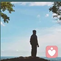 随着岁月的流逝，我们不再像年轻时那般激昂与亢奋。少了一点狂妄，却多了一份成熟；少了一点执着，却多了一份沉稳。这不是消极避世的处世态度，而是一个人从中年困局中觉醒的开始。配图