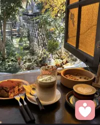 下午三点半，阳光透过百叶窗在桌上切出明暗的条纹。冰美式还剩最后一口，冰块早已化成了水。

窗外有人在遛一只胖柯基，走三步喘两下，索性趴在了树荫里。主人也不催，蹲下来一起看云。

耳机里正好放到《夏末的我们》。

突然觉得，生活好像就是由这些“不急的那几分钟”组成的——等水烧开的三分钟，看蚂蚁搬家的两分钟，发呆时不知道去哪里的五分钟。

没有什么非要赶在日落前完成的事。
没有什么必须秒回的消息。
今天很好，明天应该也不会太差。配图