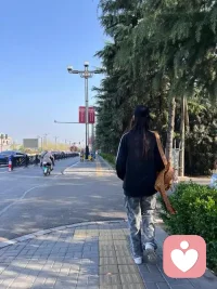 有些路，走得慢一点也没关系。有些答案，来得晚一些也可以。春天从不催促任何一朵花开放，它只是静静地给予阳光和雨露，相信每一朵花都有自己的时节。配图