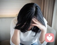 承诺的力量。当你告诉自己我无论如何也要熬过这段时间时，你的大脑会主动寻找这份工作中值得投入的细节，而不是像以前一样，天天扫描哪里让我不满意.18个月，恰好是跨过新手期，真正理解一个岗位全貌所需的最小周期。配图