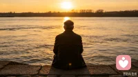 《枕水听涛：成年人的底气，是情绪稳、能自愈、靠自己》
 
人到中年终于懂了，成年人的底气，从来不是别人给的，而是自己磨出来的。
 
年轻时总以为底气来自存款、偏爱或撑腰，可走过风雨才看清：钱会花光，人会走散，真正撑住你的，只有三样东西。
 
情绪稳，是最硬的底牌。一地鸡毛里，不被情绪牵着走，难过不沉溺，委屈不纠缠，心定了，日子就顺了。
 
能自愈，是最体面的坚强。没人会永远为你兜底，不必逢人诉苦，不必等谁拯救，接纳脆弱，再悄悄把自己拼好，自渡才是出路。
 
靠自己，是最踏实的安全感。不依附、不讨好，遇事能扛，低谷能爬，活成自己的避风港。
 
枕水听涛，不急不躁。成年人的底气，从来不是大富大贵，而是情绪稳得住，低谷出得来，遇事靠自己。愿你心有波澜，面有从容，底气自足，万事不慌。