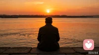 《枕水听涛：成年人的底气，是情绪稳、能自愈、靠自己》
 
人到中年终于懂了，成年人的底气，从来不是别人给的，而是自己磨出来的。
 
年轻时总以为底气来自存款、偏爱或撑腰，可走过风雨才看清：钱会花光，人会走散，真正撑住你的，只有三样东西。
 
情绪稳，是最硬的底牌。一地鸡毛里，不被情绪牵着走，难过不沉溺，委屈不纠缠，心定了，日子就顺了。
 
能自愈，是最体面的坚强。没人会永远为你兜底，不必逢人诉苦，不必等谁拯救，接纳脆弱，再悄悄把自己拼好，自渡才是出路。
 
靠自己，是最踏实的安全感。不依附、不讨好，遇事能扛，低谷能爬，活成自己的避风港。
 
枕水听涛，不急不躁。成年人的底气，从来不是大富大贵，而是情绪稳得住，低谷出得来，遇事靠自己。愿你心有波澜，面有从容，底气自足，万事不慌。