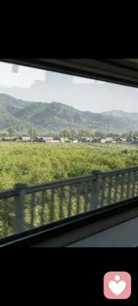 案例分享
 
患者，男性，44岁，独自一人来院就诊。患者前一晚有饮酒史，次日清晨起床后自觉身体不适，但当时并未重视，也没有及时就医。
 
上午11时左右，患者突然出现胸前区剧烈疼痛，难以忍受，并伴有放射性疼痛，症状持续加重，无法缓解，于11:27 来院急诊科就诊。
 
接诊医生在详细询问病史后，高度怀疑急性心肌梗死，立即让患者平卧，快速进行心电图检查，并第一时间启动急性心梗应急预案，开通急救绿色通道，组织医护人员全力开展抢救。
 
尽管医护人员争分夺秒、积极施救，但患者病情极其危重，进展迅猛，最终经全力抢救无效，不幸离世。

希望这个惨痛的教训能提醒大家：
身体不舒服千万不要拖延、不要硬撑，尤其是胸痛、胸闷这类症状，一刻都不能耽误。
少饮酒、不熬夜、爱惜身体，出现异常及时就医，别等危险发生才后悔。健康平安，才是最重要的。配图