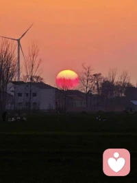 余晖漫过天际，心事有了归处。不用逞强，不必伪装，在这里，你只管倾诉，我负责安静陪伴，做你最温柔的情绪出口。
日落不是结束，是温柔的开始。我不评判、不打断、不劝你坚强，只安安静静听你说，接住你所有藏在黄昏里的情绪。风带走落日的光，我接住你的伤。无论多细碎的烦恼，多沉重的情绪，我都愿意，一字一句，认真倾听。配图