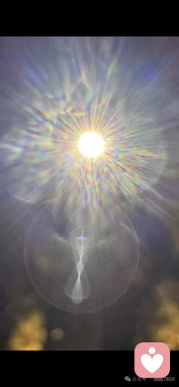 请保持你心中的光☀️，
因为你不知道谁会借着它，走出黑暗。

愿你所散发的光，所秉持的信念，
所践行的善意，可悄悄照亮更多人的心[爱心]。
​配图