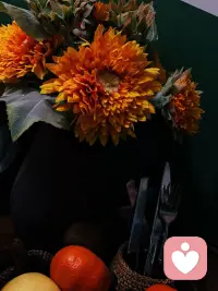 1. 世间喧嚣，我只做你安静的树洞，接住所有情绪。

2. 不用解释，不用逞强，我懂你欲言又止的温柔与倔强。

3. 每一份心事都有重量，我愿俯身倾听，为你轻放。

4. 以温柔为耳，以理解为心，听你诉说岁月与心事。