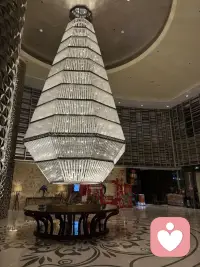 1. 先取悦自己，再拥抱世界。

2. 稳住心态，万事皆可期待。

3. 不必光芒万丈，但始终温暖有光。

4. 生活是自己的，怎么舒服怎么过。