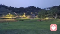 秋天适合见面，也适合安放无处诉说的情绪。
不用害怕评判，我在这里，安静倾听你的烦恼。