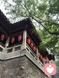 我们总习惯把坏情绪藏起来，硬撑着扮演乐观懂事，却忽略内心早已疲惫不堪。心理的内耗远比身体劳累更磨人，别压抑委屈，不必事事独自硬扛。试着接纳所有负面情绪，好好安抚自己，允许偶尔脆弱。认真关照心理健康，慢慢自愈，好好爱自己，才是终身浪漫的开始。配图