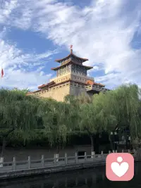我们总习惯把坏情绪藏起来，硬撑着扮演乐观懂事，却忽略内心早已疲惫不堪。心理的内耗远比身体劳累更磨人，别压抑委屈，不必事事独自硬扛。试着接纳所有负面情绪，好好安抚自己，允许偶尔脆弱。认真关照心理健康，慢慢自愈，好好爱自己，才是终身浪漫的开始。配图