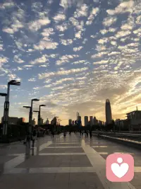 我们总习惯把坏情绪藏起来，硬撑着扮演乐观懂事，却忽略内心早已疲惫不堪。心理的内耗远比身体劳累更磨人，别压抑委屈，不必事事独自硬扛。试着接纳所有负面情绪，好好安抚自己，允许偶尔脆弱。认真关照心理健康，慢慢自愈，好好爱自己，才是终身浪漫的开始。配图