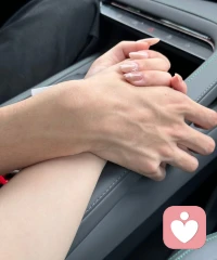 两个人在一起的关键，除了能分享快乐，更重要的是分担难过。开心的时候跟谁在一起都是锦上添花，但是难过的时候，身边的人一定是雪中送炭。真正决定两个人能走多远的，从来不是经历了多少高光时刻，而是至暗时刻来临时，紧握的手是否从未放开。光落在每个人的肩上都很美，但唯有破碎时，还愿意弯腰将你拾起，才是命运的馈赠。无论世界再大，风雨再狂，愿你们都是彼此的避风港。配图