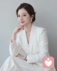 在成为妻子、母亲、女儿之前
你首先是你自己人生的编剧。
外界的风雨无法预算，
但内心的灯塔足以指引航向。配图