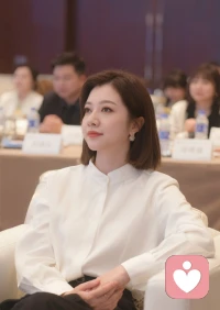 后来那个女孩缓过劲来，她开始相信自己，她开始热爱生活，她开始救赎自己，她开始逐步递增，她接受了所有的事与愿违，接受了所有的分道扬镳，她开始把一切看的无所畏惧，她正在向好的方向发展，她正在变得越来越厉害，她一定是我，也一定是你，我们一定会越来越好！配图