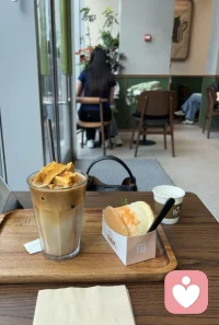 忙里偷闲吃个下午茶，补充能量～
稍后正常接待预约咨询，有原生家庭、情感、亲子内耗困扰的朋友，都可以来找我聊聊。