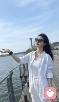 很多痛苦，来源于我们总想修正已经发生的过去，强求他人按照期待改变。
咨询的意义，不是立刻消除情绪，而是慢慢学会：允许一切发生，接纳自己所有感受，把力量收回自己身上。
不必逼自己时刻清醒，允许脆弱，也是自愈的开始。