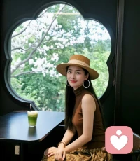 大暑至，暑气蒸腾，湿热氤氲。
天地阳气鼎盛，人体心气易耗、暑湿困脾，烦躁疲惫、心神不宁都是常态。
 
顺应时节，不必强行追赶节奏，学会慢下来休养，才是最好的养生。
正午小憩片刻，收敛心神；减少高强度思虑，放下无谓的情绪内耗；清淡饮食，舒缓脾胃；以静坐、慢走替代剧烈消耗，守住自身元气。
 
养生亦是养心，天热易心火躁动，与其焦虑奔波，不如给自己一段放空的时光。
接纳燥热，接纳疲惫，允许身心暂时放缓。
好好照顾身体，安抚躁动的情绪，养足心神，方能从容度过盛夏。