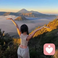 人心本是云边月，
聚散原和陌上尘。配图