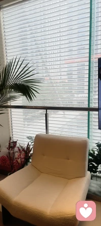 我坐下等你
等你倾诉与我
让我听一听你的内心
快乐，不安，压抑，自我拉扯等。