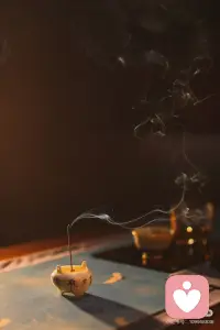 以前总觉得，人到中年，得装得什么都能扛
现在才明白，承认自己需要被倾听是一种勇气
如果你在生活里也遇到了过不去的坎儿
或者只是单纯想找个人说说话
你可以把我当成那个安全出口
在这里，你可以卸下所有的面具
我是果果，一个愿意听你说话的人配图