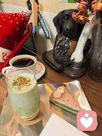 减少欲望，看淡世事，修一颗静心。
慢慢才懂，生活不必喧嚣。
健康地活着，平静地过着，
开心地笑着，适当地忙着，
便是人间最好的光景。配图