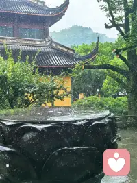 这天气任性的一塌糊涂，变脸比翻书还快，上一秒艳阳高照🌞，下一秒就暴雨倾盆🌧️配图