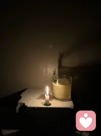 “如果有人反复讲同一件事，别嫌她烦，那一页太重了，她一个人翻不过去。”