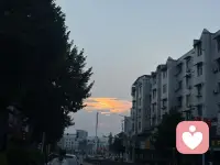 世界很吵，我愿意做那个安静听你说话的人。配图