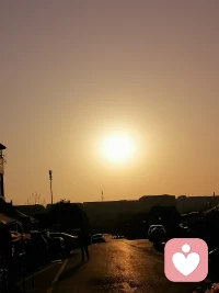 比起日出，我好像更喜欢日落，日落永远都比日出好看！你会发现日出的时候天其实已经很亮了，反而是日落更加绚烂。日落时如果有云彩就会有晚霞，日出感觉就是一天忙碌的开始，你的方向感并没有那么强，但日落就特别有方向感、有指向。因为日落的时候鸟儿也要归家了。配图