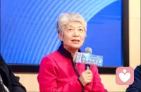 任何决策，任何我坚持不下去、任何累的时候，我都在听我爸爸和我讲过的话：
不做！不干！不委屈！回家，爸陪你！
我从不曾让我爸爸看到我做任何当下明知错误的事。
我也不曾为了委屈我自己去换来任何。
我爸不让我受的苦我坚决不受！
反正啥事有我老爸，哈哈
每次这么想，我就超级开心。
我欣赏比我过的好的人，但是我不想成为那样的人。隐忍、功能性、很多很多我都缺乏，注定我现在不会多成功多好，但是我也没缺啥少啥。
反正什么都不在，有我爸在，我怕啥[em]e401148[/em]
老爸呀，我至今越来越爱您。
当年高中的一句话一直到现在在慢慢融入我的世界，让我变得勇敢，有底气，有爱的支撑。配图