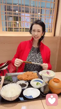 今天5月8日是世界＂微笑日＂朋友你笑了吗？要想有好运首先习惯笑脸相迎，相由心生说明你的心是愉悦的。自信的人自带笑容。知心姐喜欢笑，但愿这种笑意带给你力量、勇敢与昂扬。配图