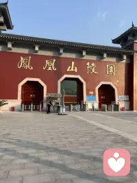 人生有两个境界一个是知道一个是知足。知道自己想要的，知足自己拥有的。走自己的路修自己的心，如果还在纠结着就去陵园走一走，一切即刻释怀。知心姐善于人际关系最懂人性那点儿事…配图